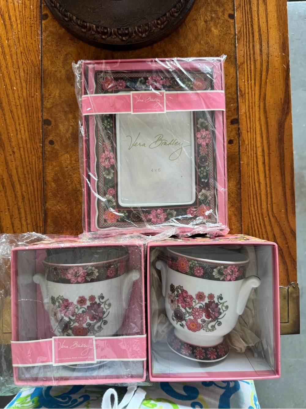 Vera Bradley Mod Floral Pink Collection, New in box
1- 4x6 Frame and 2-mugs